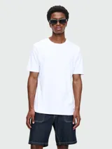 Remera blanca de manga corta con cuello redondo y corte recto.