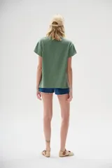 Remera verde militar de algodón, corte holgado, con estampa de dos sardinas y texto "Les Sardines" en el frente.