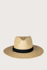 Sombrero de paja color natural con cinta negra alrededor de la base de la copa.