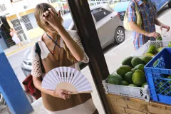 Vestido largo de tejido de punto a rayas horizontales en tonos blanco y marrón. Presenta cuello polo y mangas acanaladas de tres cuartos.