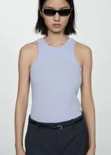 Musculosa celeste de tejido de canalé con cuello redondo.