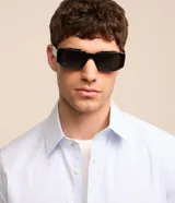 Camisa de hombre regular, de sastrería rayada celeste y blanco, con cuello solapa, abotonada y de manga larga.