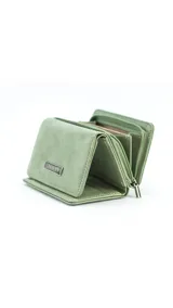 Billetera corta de símil cuero color beige claro, con cierre de broche a presión en la solapa principal. Presenta múltiples compartimentos internos para tarjetas y billetes, y un bolsillo exterior con cierre en la parte posterior. Lleva una placa metálica con el logo de la marca.