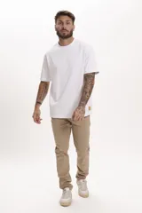 Pantalón chino color beige, de corte recto y tiro medio.