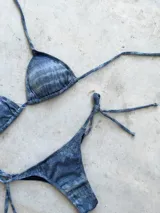 Conjunto de bikini de jean con triángulos movibles de atar al cuello y espalda, y bombacha colaless de atar.