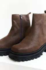 Botas de cuero negro con punta cuadrada, caña media y cierre lateral con cremallera.