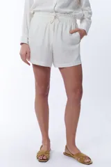 Short color crudo con cintura elastizada y cordón ajustable.