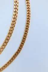 Set de dos collares dorados con cadena de eslabones metálicos de diferente longitud. Cierre con mosquetón.