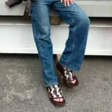 Zuecos con plataforma color marrón, con capellada tejida a cuadros en tonos blanco y marrón.