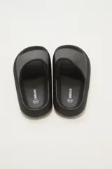 Sandalias tipo ojotas color negro con plataforma.