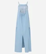 Vestido largo celeste de jeans con breteles finos, escote cuadrado, lazo en la espalda y abertura en la parte inferior.
