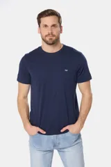 Remera azul marino lisa de manga corta con cuello redondo y logo bordado en el pecho.