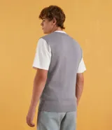 Chaleco gris de punto con cuello en V y ribetes texturizados.