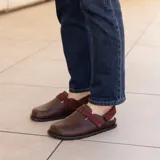 Zueco de cuero vacuno color negro, con suela de caucho, plantilla anatómica y tira con velcro en capellada y talón para mayor ajuste.