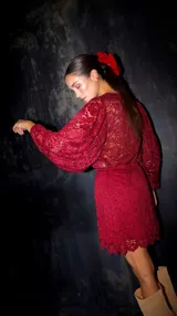 Minifalda de encaje color borgoña con forro interior. Tiene elástico en la cintura.