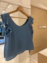 Blusa de creppe color verde militar con cuello redondo y espalda en V, con detalles de volantes.