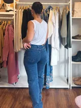 Jean de denim azul nevado, corte recto, con doble lycra y costuras en contratono beige.