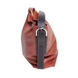 Cartera tipo bucket de cuero graneado color marrón, con correa de cuero engrasado negro y hebilla metálica plateada. Interior 100% algodón.