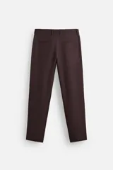 Pantalón de vestir color marrón oscuro, de corte recto, con bolsillos laterales y traseros de doble vivo. Cierre frontal con cremallera y botón.