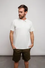 Remera polo de piqué color blanco, de corte clásico.