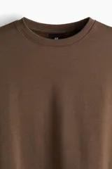 Buzo marrón de corte holgado, con cuello redondo y puños y bajo acanalados.