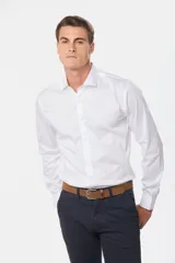 Camisa de vestir lisa, con cuello formal y manga larga, en tejido de spandex, con ajuste slim fit y botones personalizados.