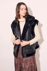 Chaleco oversize negro de 100% poliuretano con textura suave, ideal para capas.