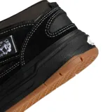Championes de skate Vans modelo Half Cab, caña media, color negro con costuras blancas de contraste. Presentan la etiqueta "Half Cab" en el lateral y suela de goma negra con banda de rodadura de color goma natural (gum).