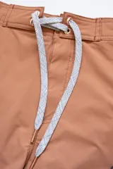 Short de baño color ladrillo con cintura elástica y cordón ajustable. Presenta una franja lateral blanca estilo esmoquin, dos bolsillos laterales y uno trasero con cierre.