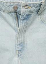 Pantalón de jean celeste, tiro alto, corte mom fit, con cinco bolsillos, cierre de cremallera y botón.