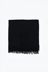 Pashmina clásica color negro con flecos en los bordes.
