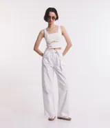Blusa cropped de sarga color blanco, con escote cuadrado, breteles anchos, lastex en la espalda y detalle cutout debajo del busto.