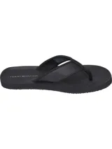 Ojotas negras Tommy Hilfiger con tira ancha de poliuretano acolchada y suela de goma EVA. Detalle de cinta distintiva con los colores de la marca en la tira.