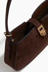 Cartera baguette marrón de gamuza sintética con asa corta ajustable y cierre metálico dorado.