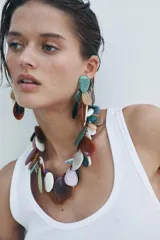 Aros colgantes metálicos con piezas de resina de colores en forma de gota. Cierre con tuerca y clip.