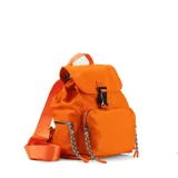 Mochila verde militar de nylon con tapa y broche metálico. Tiene apertura superior con cierre marinero, bolsillos internos, bolsillo con cierre metálico al frente y laterales. Incluye asas rígidas de mano y correas regulables para colgar en la espalda.