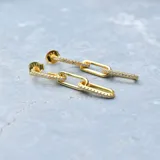 Aros colgantes dorados con eslabones rectangulares y ovalados, decorados con circonitas.