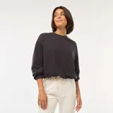 Buzo negro de corte holgado, con cuello redondo y mangas largas.