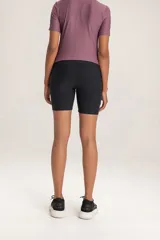 Remera cropped color lila de corte slim fit, confeccionada en tejido acanalado con protección solar UPF50+ y tecnología Easy Care.