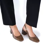 Zapato de cuero color taupe con estampado de piel de cocodrilo, con correa trasera ajustable y tacón cuadrado.