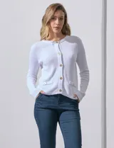 Cardigan tejido negro con escote redondo y abertura frontal con botones dorados. Tiene bolsillos simulados en la parte delantera.