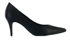 Zapato clásico de tacón alto en color blanco, con punta afilada y diseño elegante.