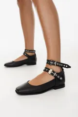 Zapatos tipo Mary Jane confeccionados en 100% cuero negro, con doble agarre y detalles niquelados.