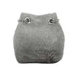 Cartera tipo bucket de Guess, color plateado con apliques de strass. Tiene asa de cadena y logo triangular metálico en el frente.