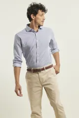 Camisa celeste a rayas verticales blancas, de corte clásico y manga larga.