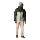 Campera puffer negra con capucha, cierre frontal completo, bolsillos laterales con cierre y logo de Columbia bordado en blanco en el pecho.