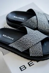 Sandalias negras con plataforma y tiras cruzadas con apliques brillantes. Forradas en satén.