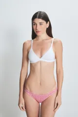 Bombacha vedetina estampada con corazones y el logo de la marca.