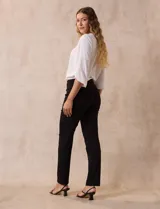 Pantalón verde esmeralda de gabardina elastizada marca Zac & Rachel, con pretina ancha con faja interna modeladora, largo de pierna con costura frontal pespunteada y trasera con bolsillos ojal simulados.
