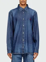 Camisa de jean azul de manga larga con logo rojo bordado en el pecho.